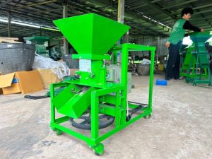 เครื่องอัดเม็ดรุ่นเล็ก V.4 ใช้งานกับมอเตอร์ไฟฟ้า 1-3 แรงม้า สำหรับอัดเม็ดอาหารสัตว์หรือปุ๋ย ใช้งานง่าย ราคาประหยัด จากลัลล์ลลิลการเกษตร