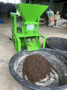 เครื่องอัดเม็ดรุ่นเล็ก V.4 ใช้งานกับมอเตอร์ไฟฟ้า สำหรับทำอาหารสัตว์หรืออัดปุ๋ย ใช้งานง่าย เคลื่อนย้ายสะดวก