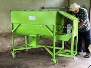 เครื่องผสมอาหาร 100 กิโลกรัม ใช้ผสมอาหารสัตว์ ปุ๋ย หรือดินปลูกได้ใน 5-10 นาที พร้อมมอเตอร์หรือเครื่องยนต์