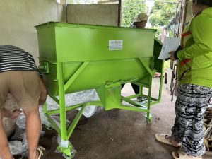 เครื่องผสมอาหาร 100 กิโลกรัม ใช้ผสมอาหารสัตว์ ปุ๋ย หรือดินปลูกได้ใน 5-10 นาที พร้อมมอเตอร์หรือเครื่องยนต์