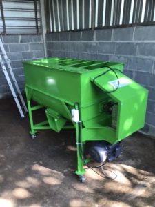 เครื่องผสมอาหารสัตว์ 200 กิโลกรัม สีเขียว พร้อมเครื่องยนต์ 13 แรง | ลัลล์ลลิลการเกษตร